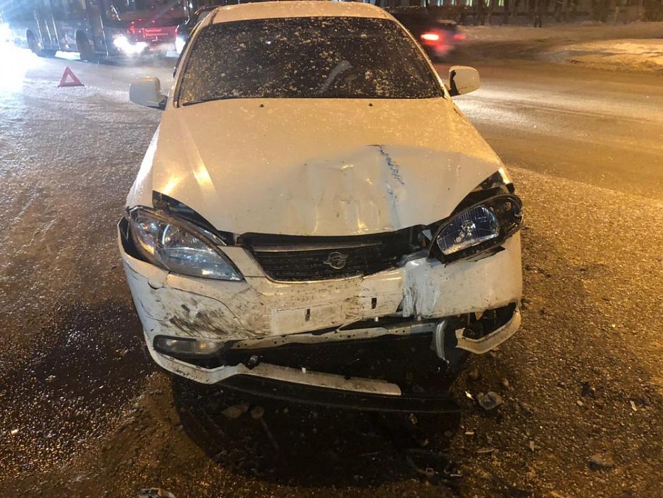 В Твери из-за автомобиля «Mercedes» в аварии пострадало два человека В Твери из-за автомобиля «Mercedes» в аварии пострадало два человека