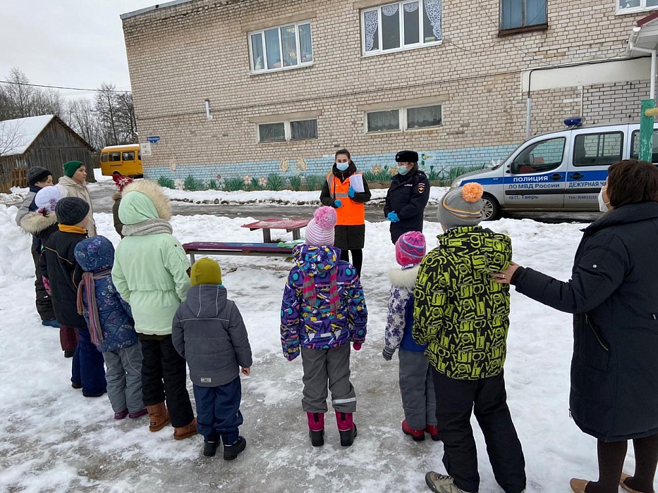 Полицейский Дед Мороз приехал в детский реабилитационный центр в Тверской области Полицейский Дед Мороз приехал в детский реабилитационный центр в Тверской области