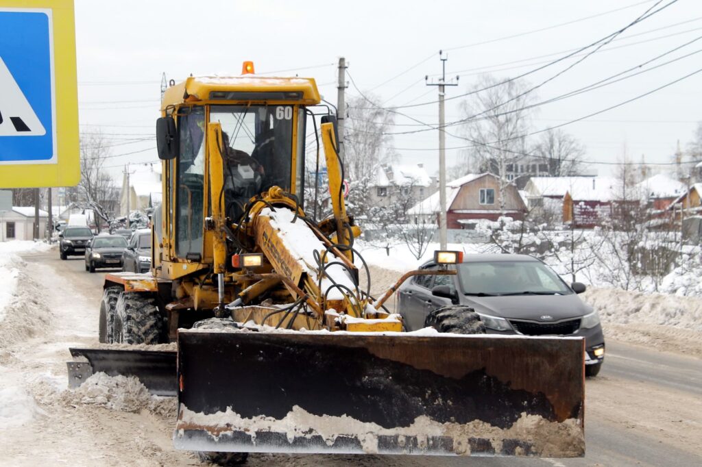 В Твери круглосуточно расчищают улицы от снега В Твери круглосуточно расчищают улицы от снега