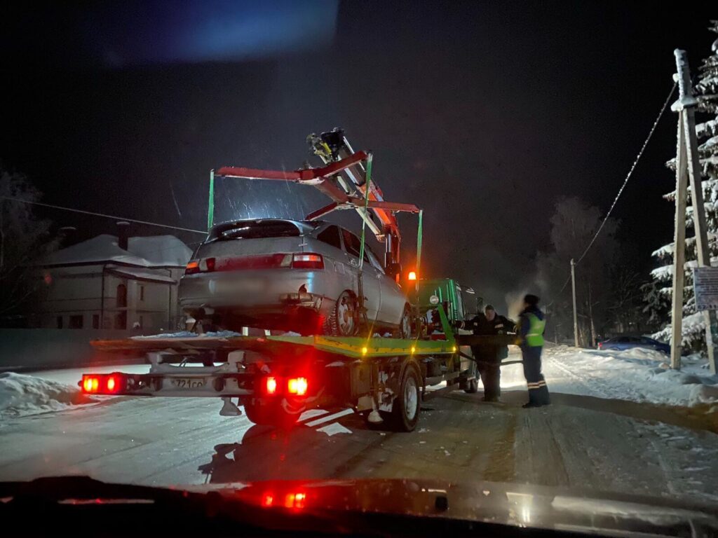Под Тверью 18-летний парень сел за руль без прав и лишился машины