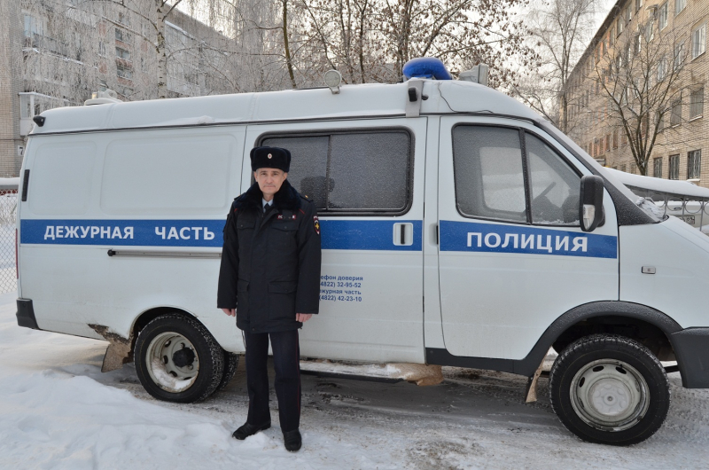 В Твери сотрудник полиции предотвратил пожар в многоквартирном доме и спас мужчину