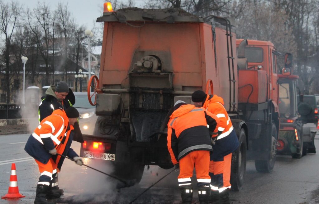 На дорогах тверских улиц продолжают заделывать ямы tverlife.ru - новости Твери и Тверской области