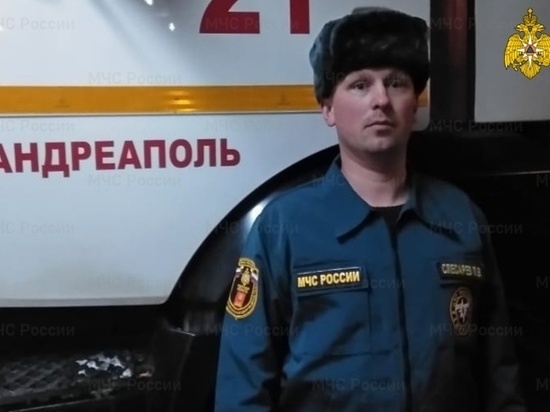 В Тверской области спасатель вытащил из полыхающего дома пенсионера В Тверской области спасатель вытащил из полыхающего дома пенсионера