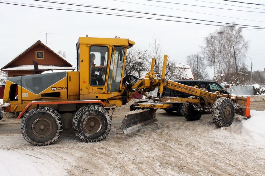 Улицы Твери чистят от снега круглые сутки