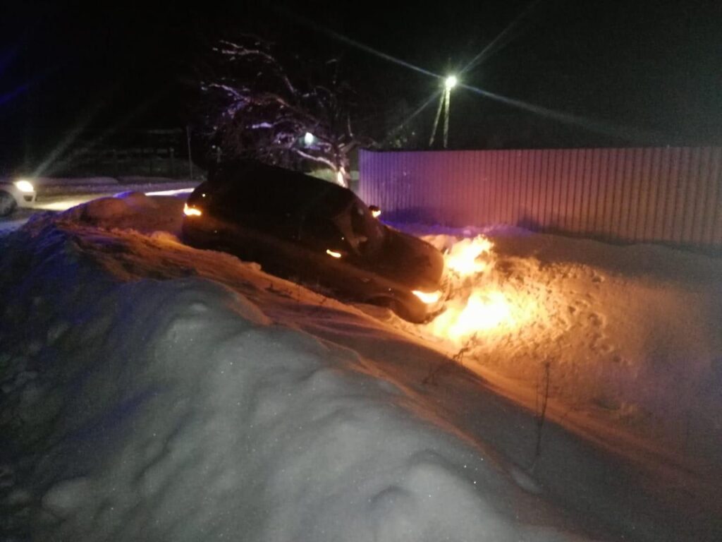 В Тверской области автоледи на внедорожнике улетела в кювет