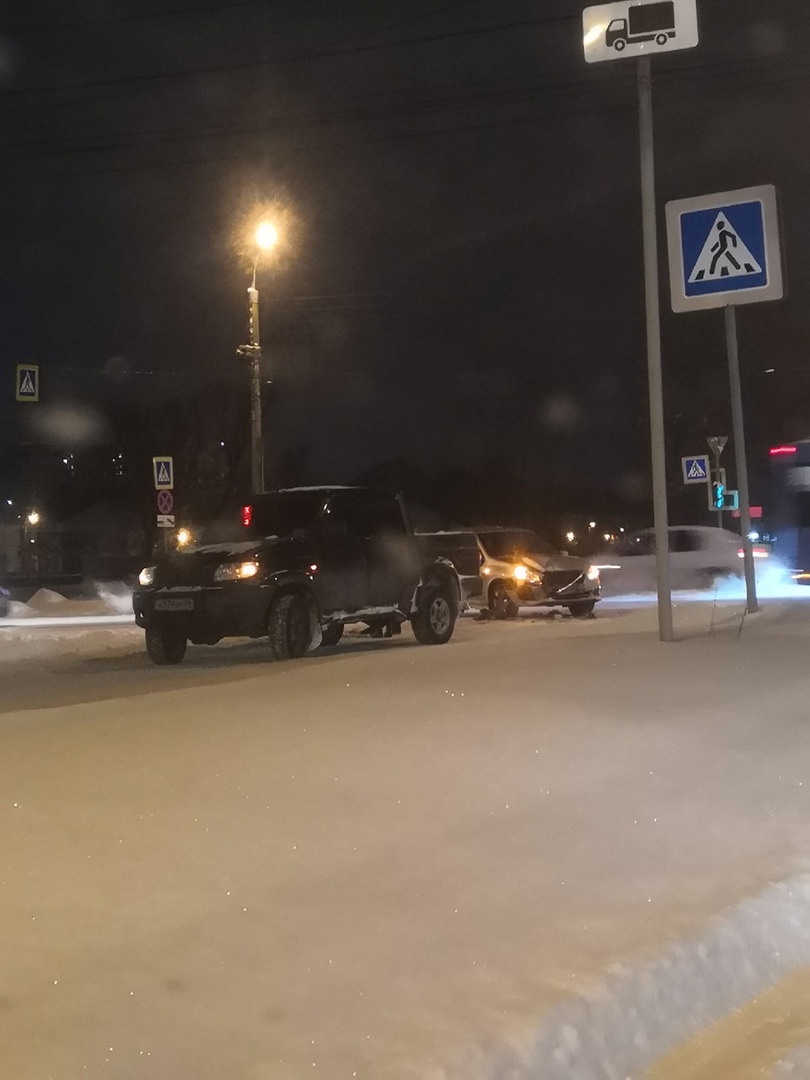 В Твери легковой автомобиль столкнулся с пикапом В Твери легковой автомобиль столкнулся с пикапом