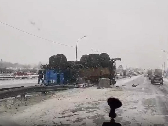 В сеть попало видео, как под Тверью перевернулся «Камаз» культурные новости