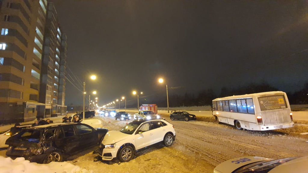 В Твери произошло массовое ДТП с участием трех иномарок и автобуса tverlife.ru - новости Твери и Тверской области