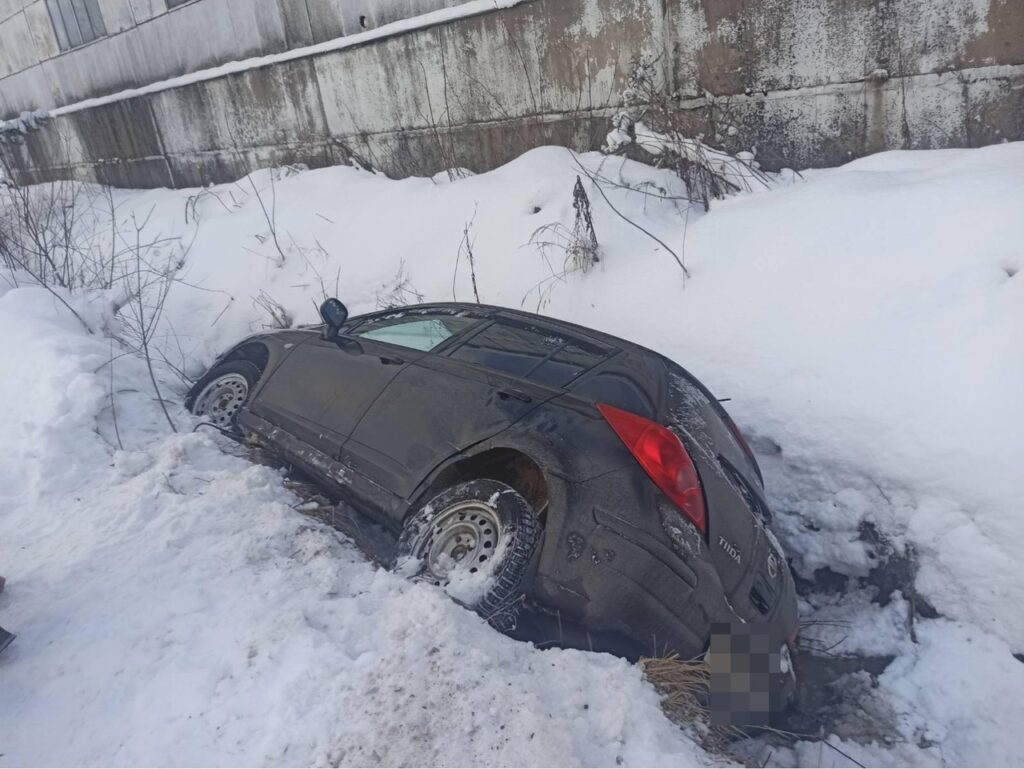 В Тверской области водитель легковушки не уступил дорогу и устроил ДТП