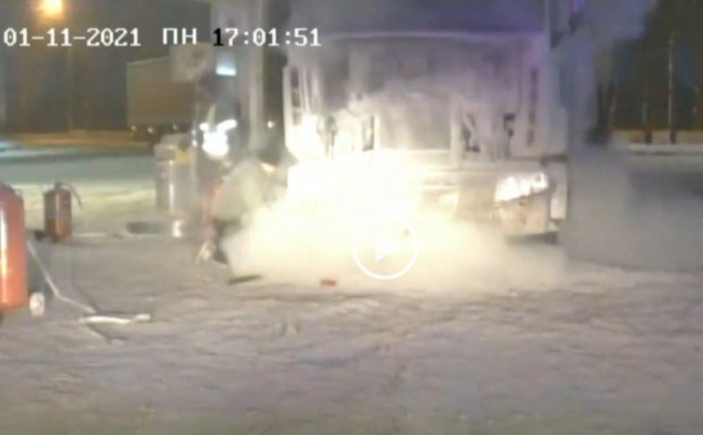 На автозаправке в Тверской области загорелась фура На автозаправке в Тверской области загорелась фура