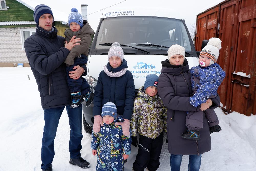 Многодетная семья из Лихославля рассказала, как получила в подарок микроавтобус Многодетная семья из Лихославля рассказала, как получила в подарок микроавтобус