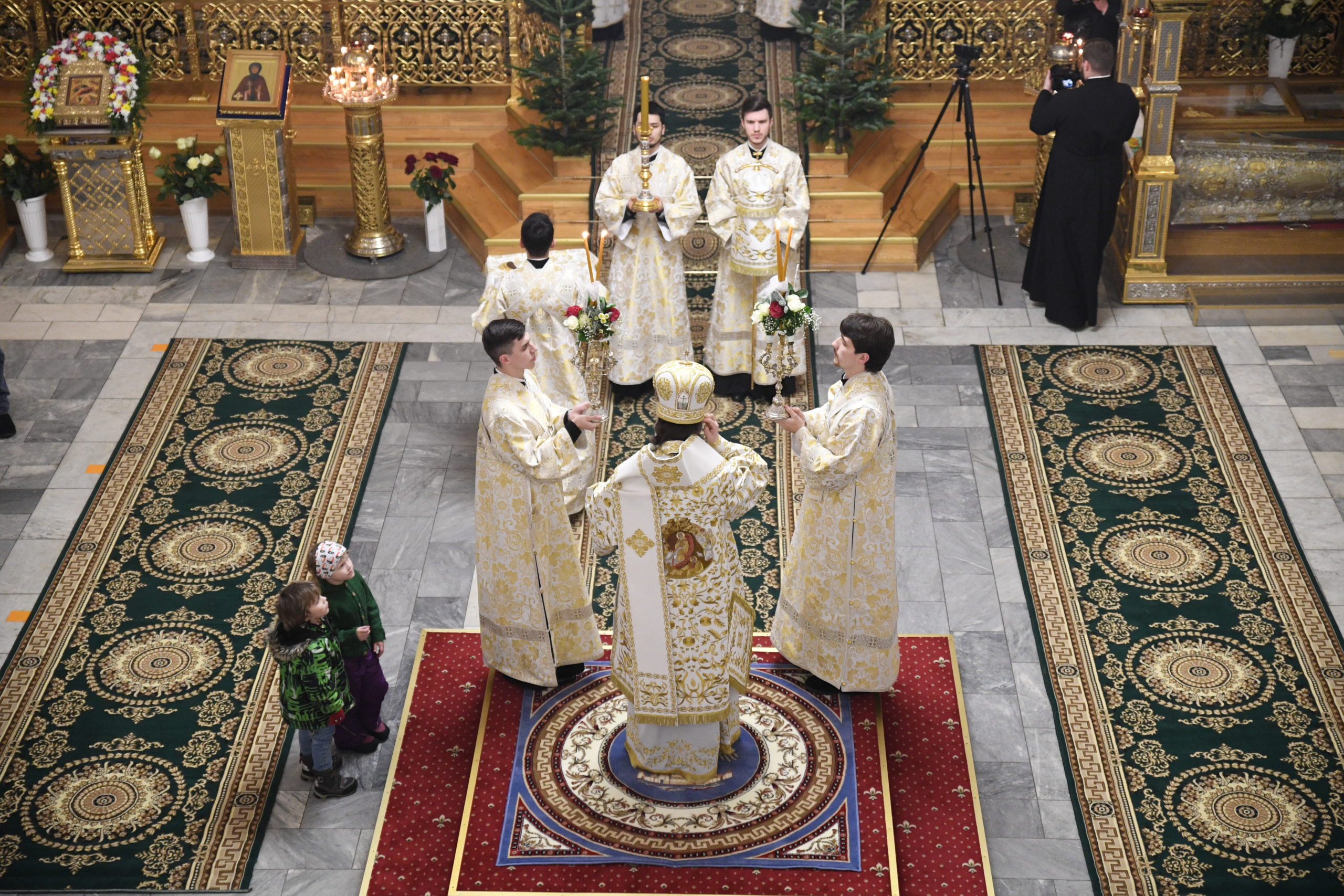 Игорь Руденя встретил Рождество в Тверском Воскресенском кафедральном соборе вместе с прихожанами