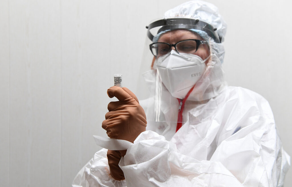 Перед вакцинацией от коронавируса жителей Тверской области обязательно осматривают медики tverlife.ru - новости Твери и Тверской области