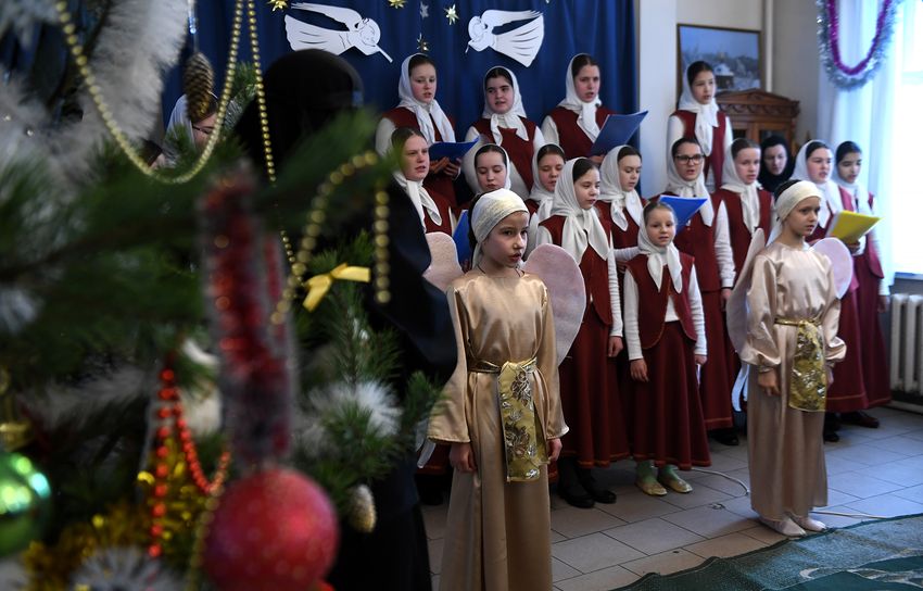 Игорь Руденя вручил подарки воспитанницам центра «Родник» при Вознесенском Оршином монастыре