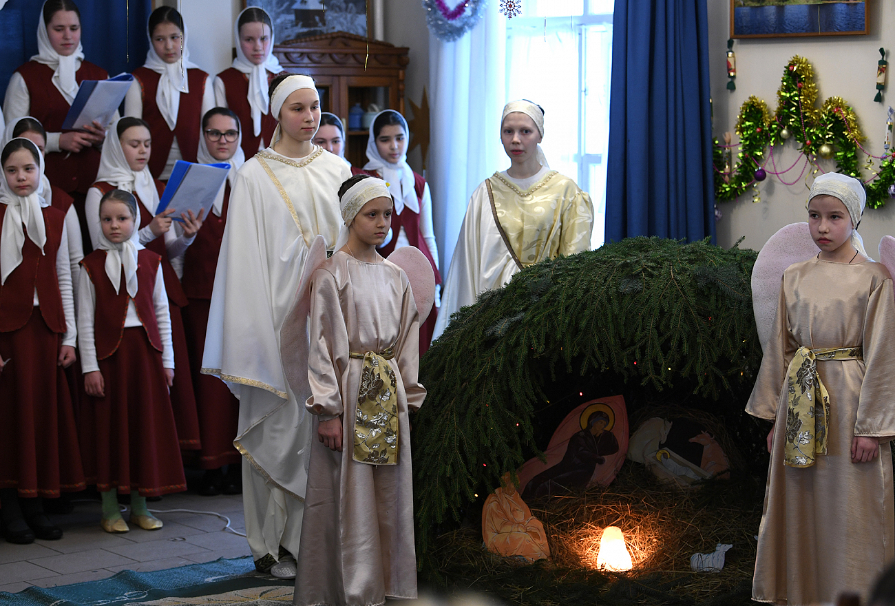 Игорь Руденя вручил подарки воспитанницам центра «Родник» при Вознесенском Оршином монастыре