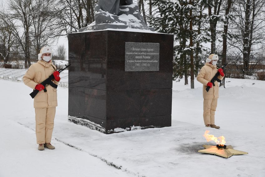 Игорь Руденя возложил цветы к мемориалу «Воинское захоронение»