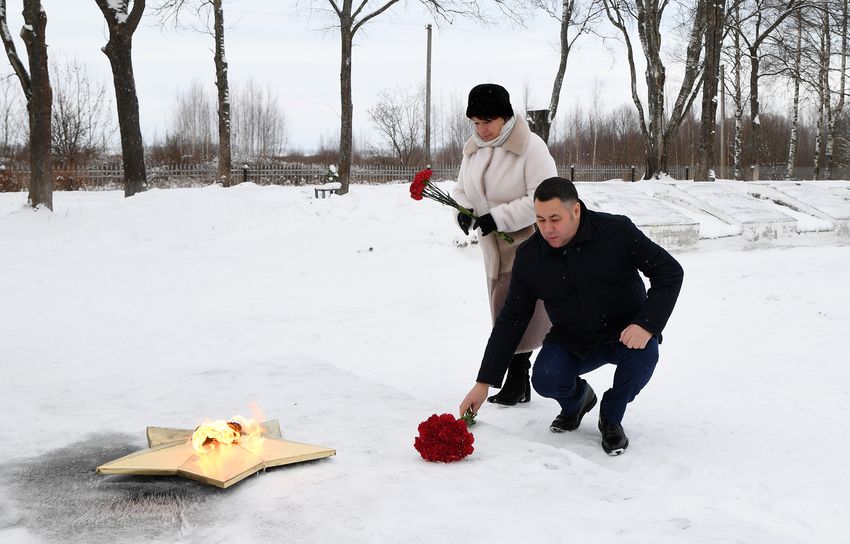 Игорь Руденя возложил цветы к мемориалу «Воинское захоронение»