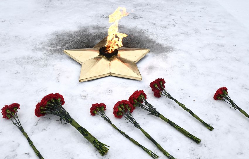 Игорь Руденя возложил цветы к мемориалу «Воинское захоронение»