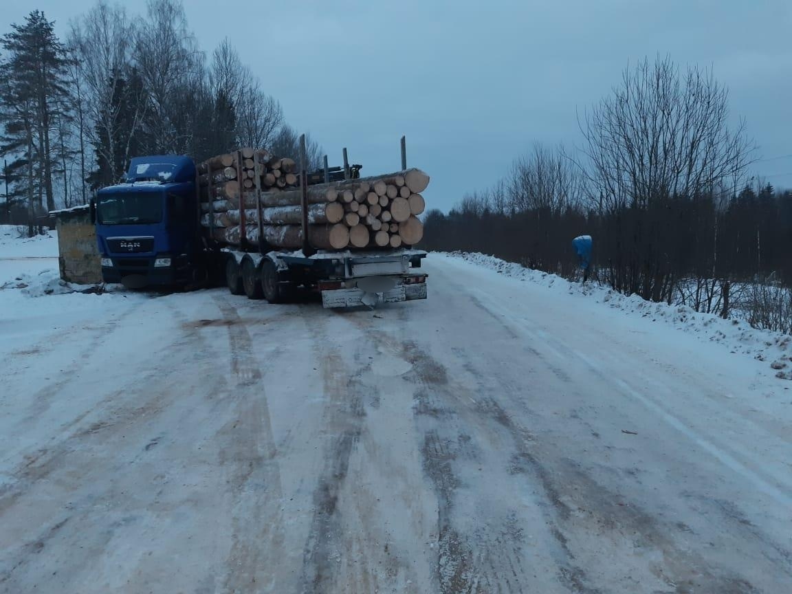 На трассе М-9 в Тверской области лесовоз протаранил остановку