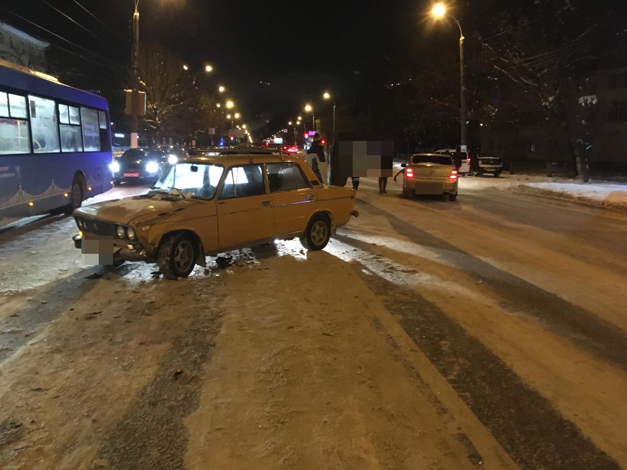 В Твери из-за фуры столкнулись две легковушки В Твери из-за фуры столкнулись две легковушки