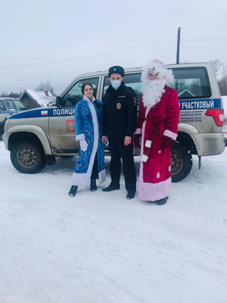 Дед Мороз в погонах поздравил с Новым годом ребят из Бологое