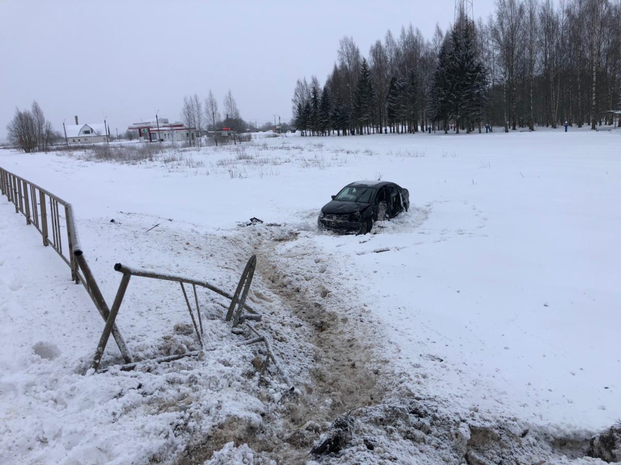 На трассе М-9 в Тверской области водитель иномарки протаранил ограждение и съехал в кювет tverlife.ru - новости Твери и Тверской области