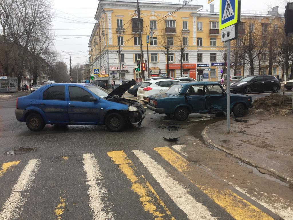 В Твери автоледи на ВАЗе протаранила иномарку, среди пострадавших ребенок tverlife.ru - новости Твери и Тверской области