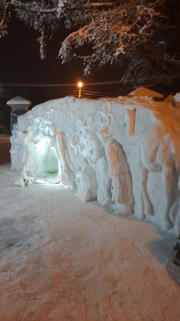 У стен храма в Твери появился рождественский вертеп из снега