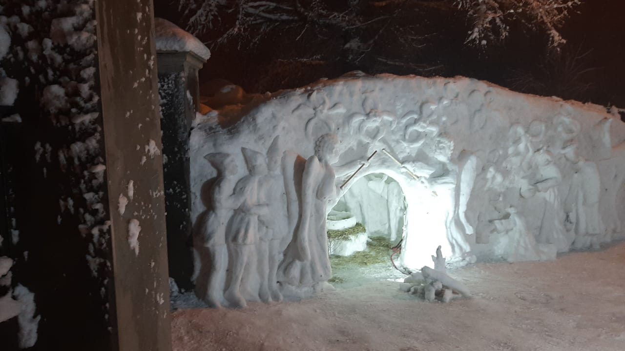 У стен храма в Твери появился рождественский вертеп из снега