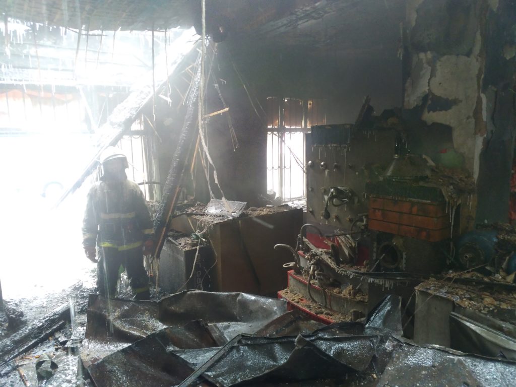 В Тверской области сгоревший дом тушили 30 человек В Тверской области сгоревший дом тушили 30 человек