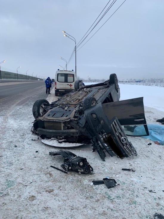 В Тверской области иномарка въехала в грузовик, водитель погиб В Тверской области иномарка въехала в грузовик, водитель погиб