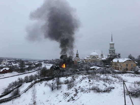 В Торжке сгорел частный дом возле монастыря В Торжке сгорел частный дом возле монастыря