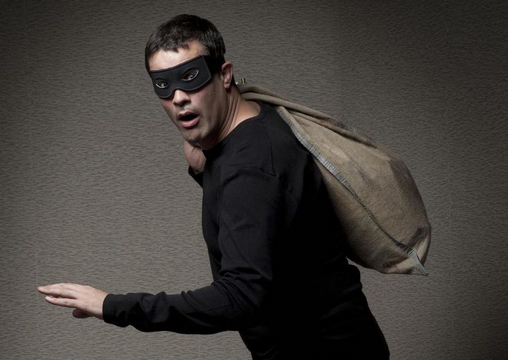 Полицейским из Тверской области удалось поймать вора, укравшего кошелёк с наличными Полицейским из Тверской области удалось поймать вора, укравшего кошелёк с наличными