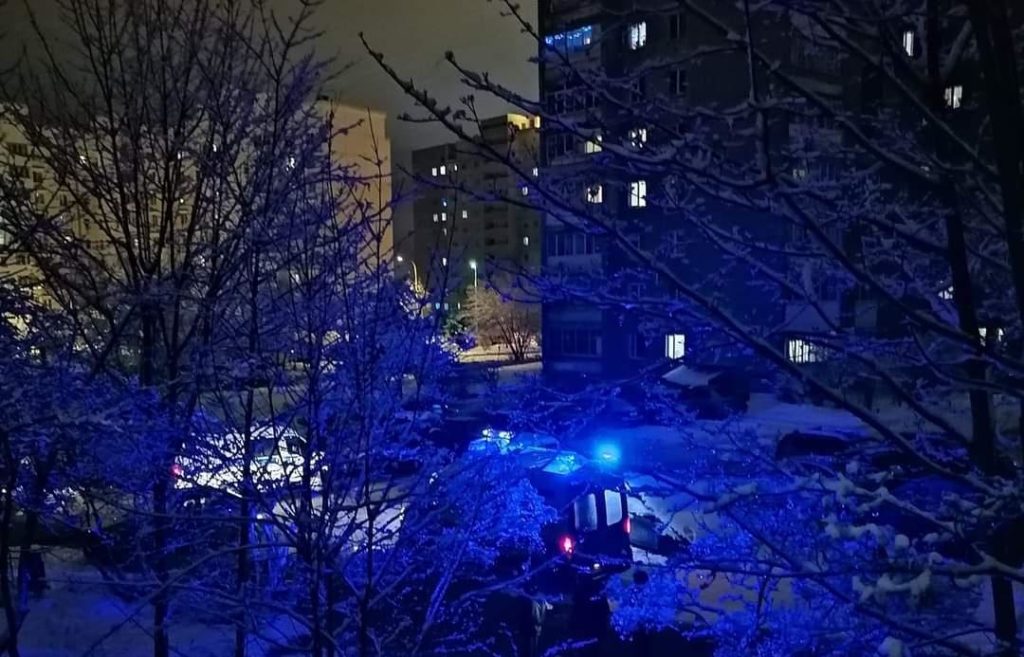 В Твери в Сочельник девушка выпала с балкона в снег В Твери в Сочельник девушка выпала с балкона в снег