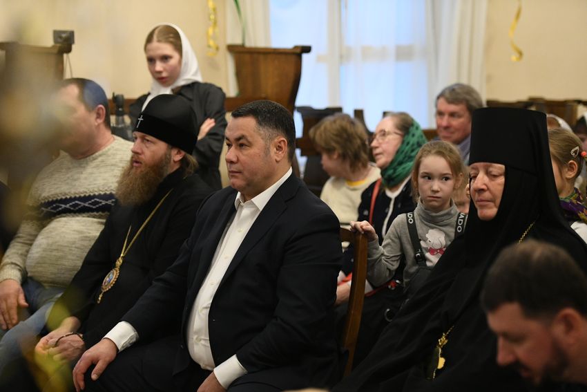 Игорь Руденя вручил подарки воспитанницам центра «Родник» при Вознесенском Оршином монастыре