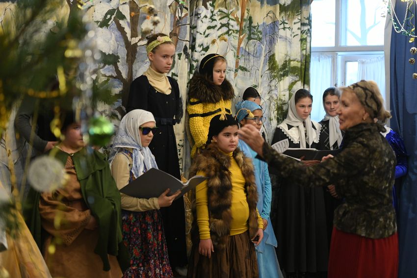 Игорь Руденя вручил подарки воспитанницам центра «Родник» при Вознесенском Оршином монастыре