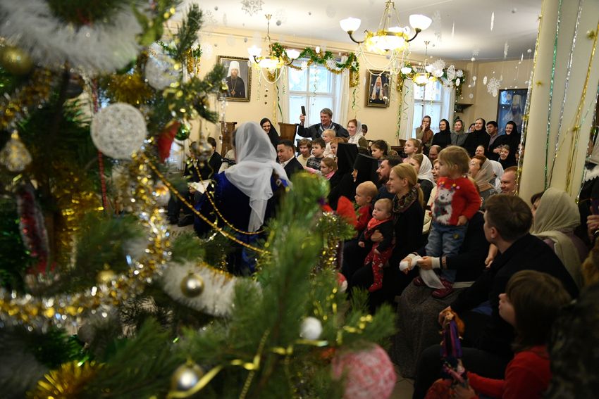 Игорь Руденя вручил подарки воспитанницам центра «Родник» при Вознесенском Оршином монастыре
