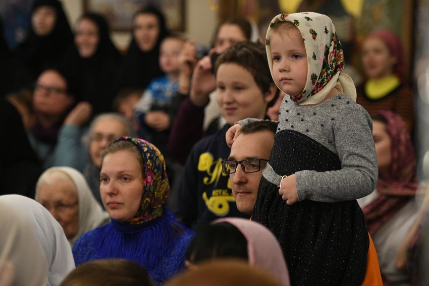 Игорь Руденя вручил подарки воспитанницам центра «Родник» при Вознесенском Оршином монастыре