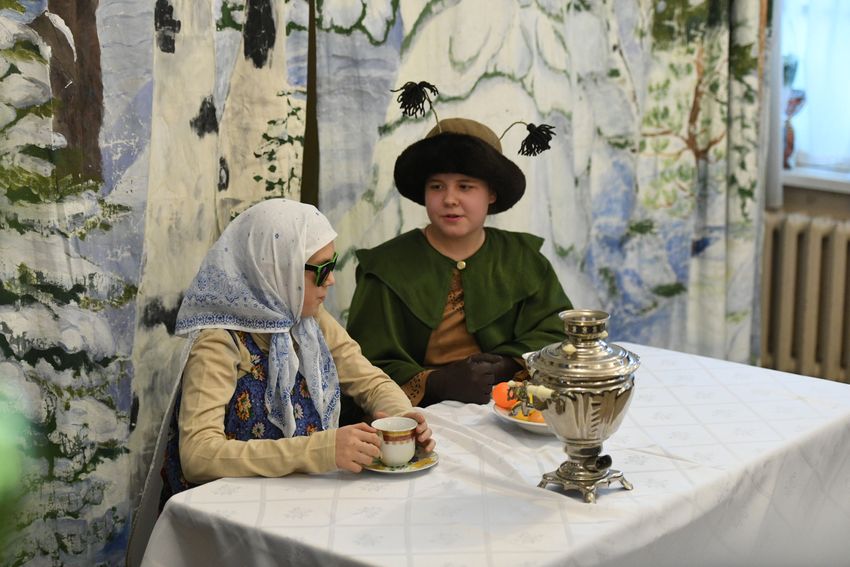 Игорь Руденя вручил подарки воспитанницам центра «Родник» при Вознесенском Оршином монастыре