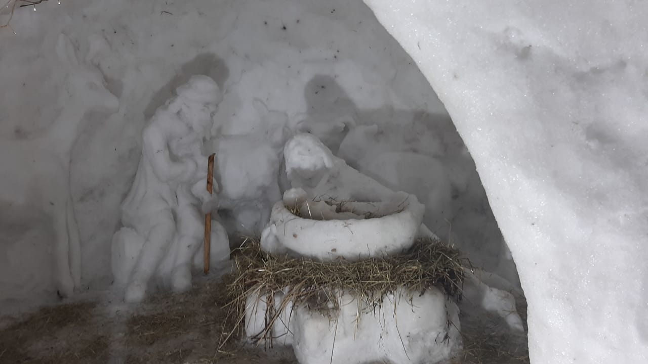 У стен храма в Твери появился рождественский вертеп из снега