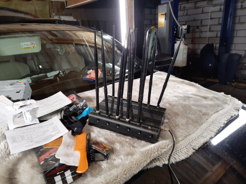 Под Тверью нашли гараж-отстойник с угнанной Маздой