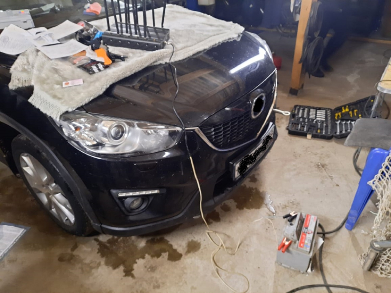 Под Тверью нашли гараж-отстойник с угнанной Маздой