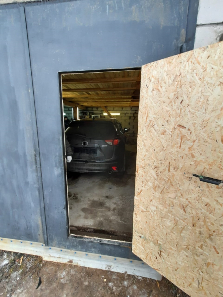 Под Тверью нашли гараж-отстойник с угнанной Маздой