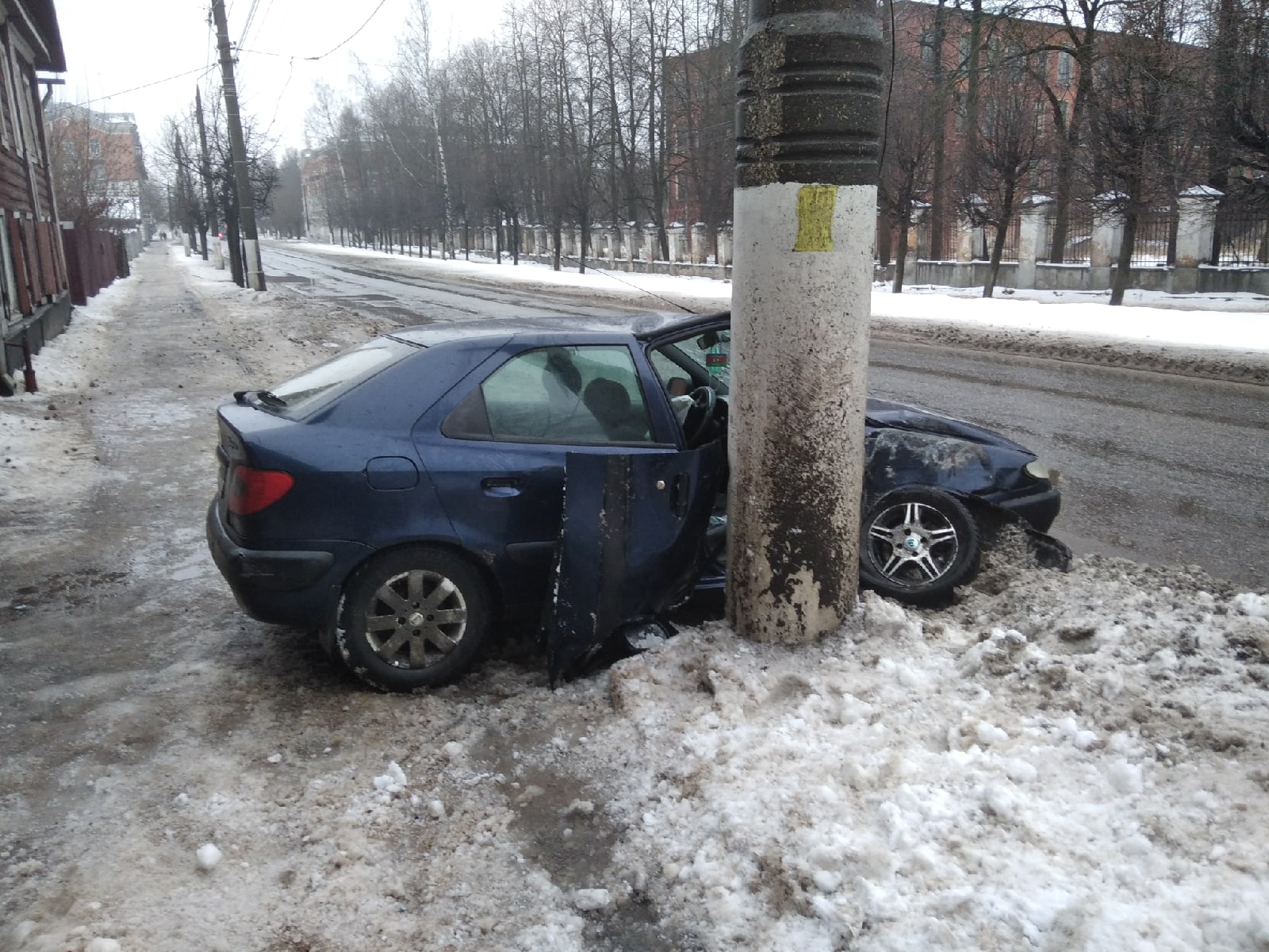 На улице Спартака в Твери машина обняла бетонный столб На улице Спартака в Твери машина обняла бетонный столб