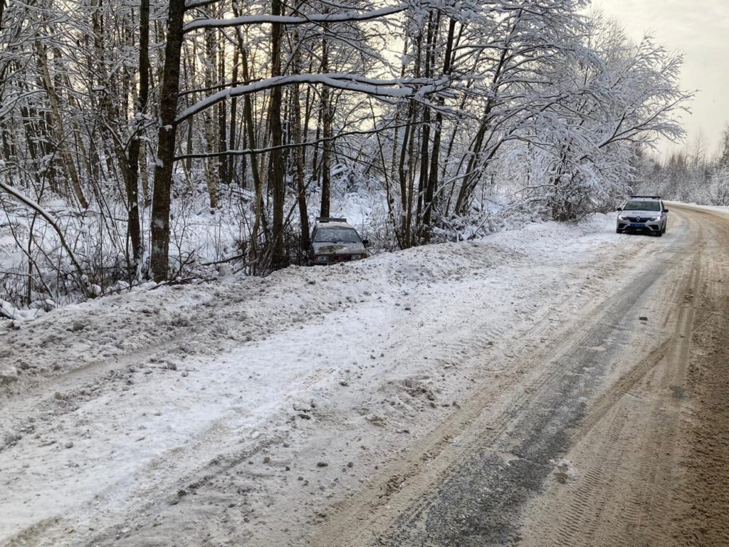 В Тверской области легковушка вылетела в кювет и перевернулась В Тверской области легковушка вылетела в кювет и перевернулась