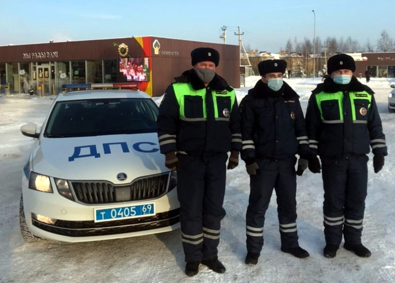 На автозаправке в Тверской области загорелась фура