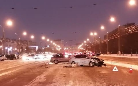 В Твери водитель иномарки спровоцировал тройное ДТП