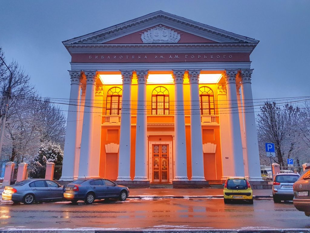 В Тверской библиотеке имени Горького проходит выставка необычных новогодних игрушек В Тверской библиотеке имени Горького проходит выставка необычных новогодних игрушек