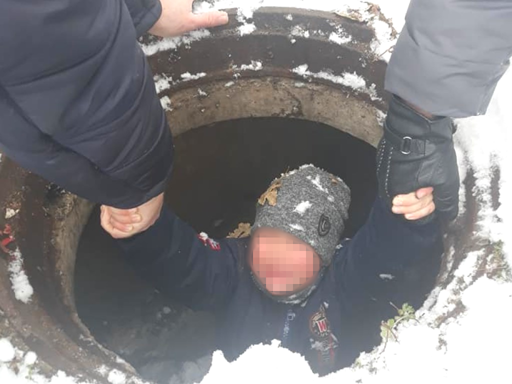 В Твери ребенок провалился в колодец В Твери ребенок провалился в колодец