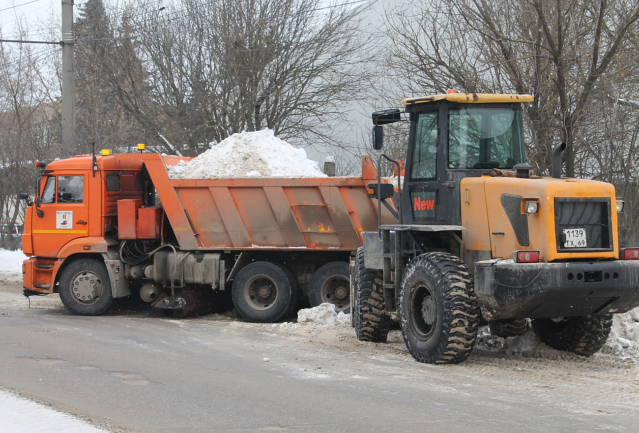 165 единиц техники чистят от снега региональные дороги Тверской области